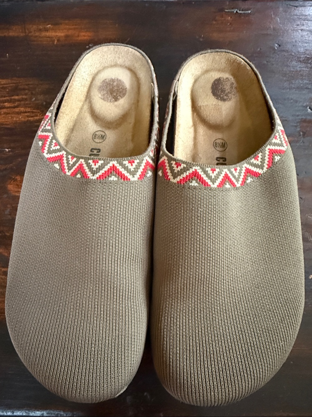 Cushionaire 8.5 tan  Slip-On Clogs with Red Chevron Trim